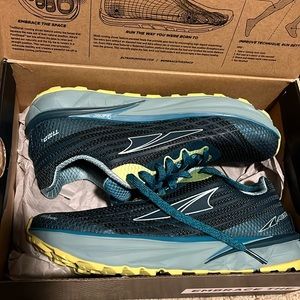 New in box - Altra women’s Timp 2 Trail Running Shoes 7. Never worn!